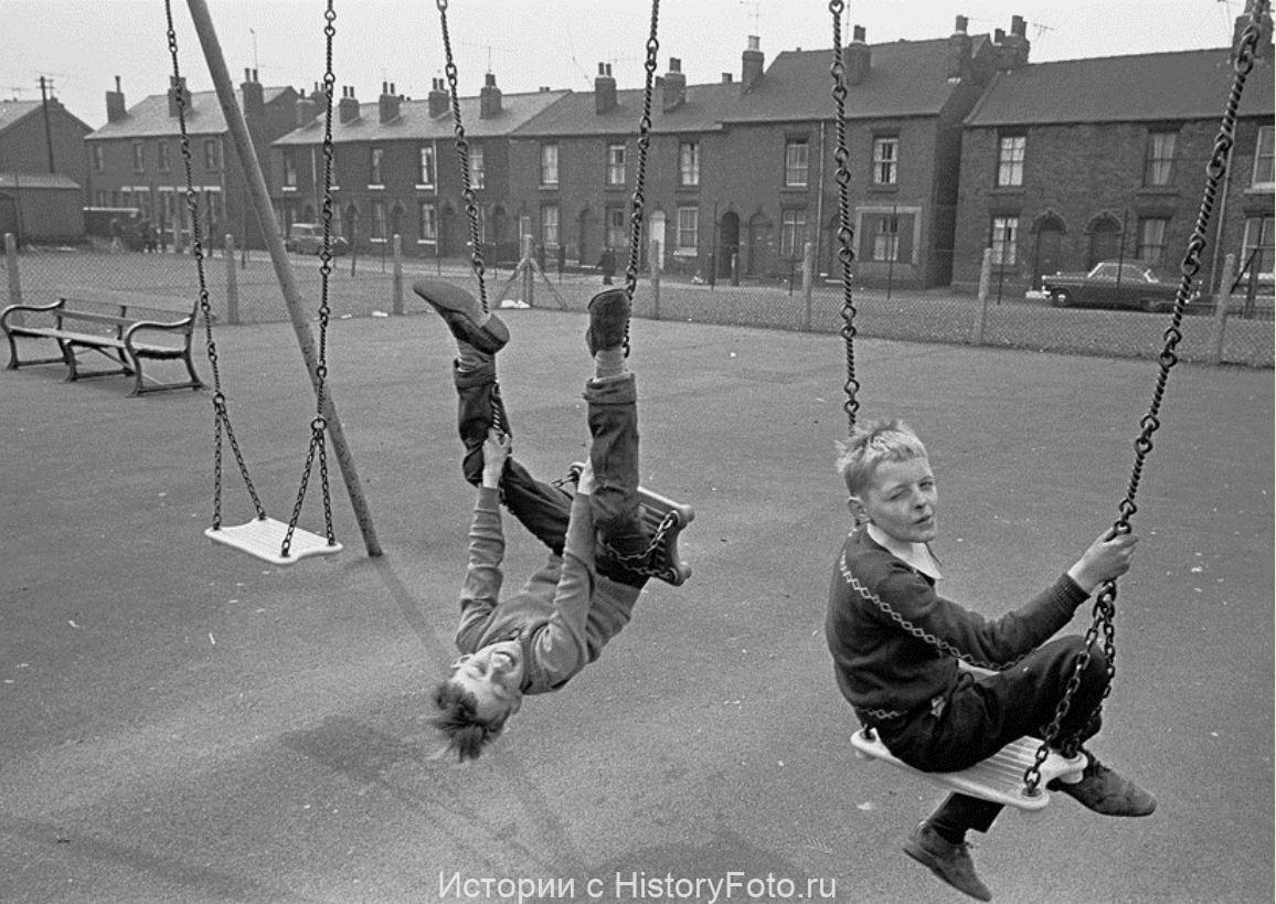 %D0%9C%D0%B0%D0%BB%D1%8C%D1%87%D0%B8%D1%88%D0%BA%D0%B8-%D0%BA%D0%B0%D1%82%D0%B0%D1%8E%D1%82%D1%81%D1%8F-%D0%BD%D0%B0-%D0%BA%D0%B0%D1%87%D0%B5%D0%BB%D1%8F%D1%85-%D0%B2%D0%BE-%D0%B4%D0%B2%D0%BE%D1%80%D0%B5.-%D0%A8%D0%B5%D1%84%D1%84%D0%B8%D0%BB%D0%B4.-%D0%90%D0%BD%D0%B3%D0%BB%D0%B8%D1%8F.-1969-%D0%B3%D0%BE%D0%B4.jpg?v=1721847832