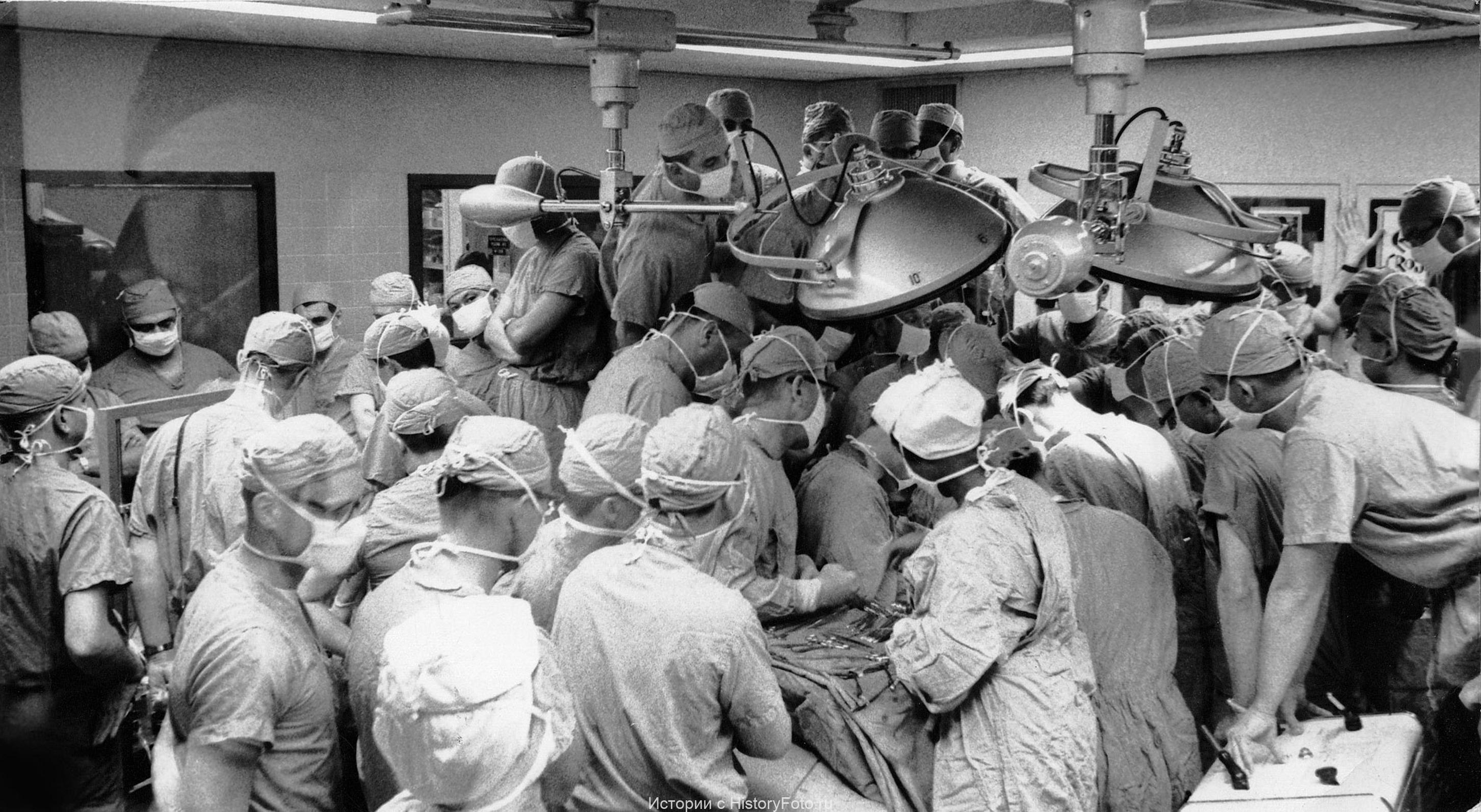 Хирургия старые снимки. Медаль 10 лет шторм 333. Трансплантация легких. Эмблема 9 мая. Операционный стол операция.